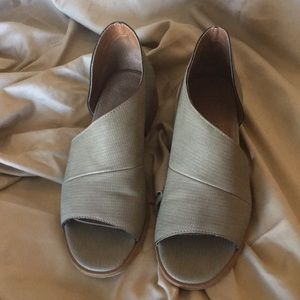 Flat peep toe sandals